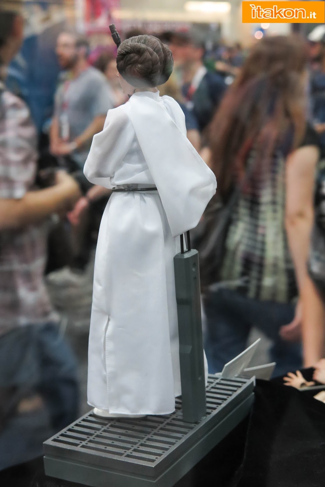 [Hot Toys] Star Wars: Episode IV - Princess Leia Organa 1/6 Scale Hot-toys-sdcc-2015-6