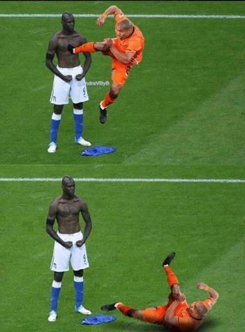 Balotelli Photoshop thread 2012-07-04%20Balotelli%20De%20Jong