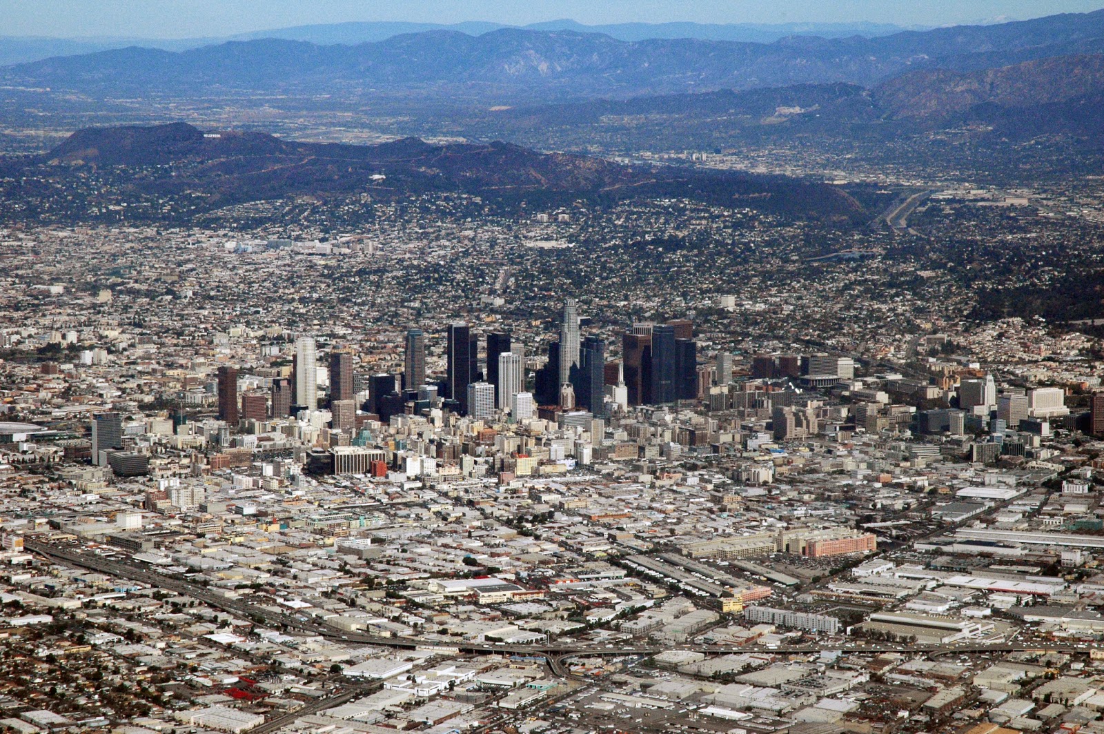 A previsão é para a área metropolitana de Sines instalar de um centro administrativo no centro da região metropolitana Los_Angeles%252C_CA_from_the_air