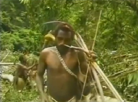 فيديو غريب**قبيلة تعيش في الغابات تلتقي برجل ابيض لاول مرهةة 2