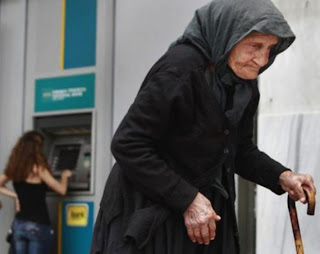 Κύπρος: Η έξυπνη γιαγιά που γλίτωσε το κούρεμα των καταθέσεών της To-periptero