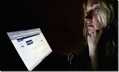 Γυναίκες-«δηλητήριο» στο Facebook  Woman-browsing-Facebook--001_thumb