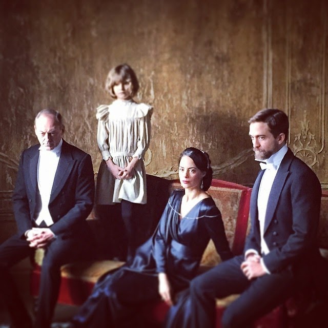 13 Febrero - Primera Imagen de Robert Pattinson en 'The Childhood Of A Leader'!!! 10983666_1705190393040813_768374985_n