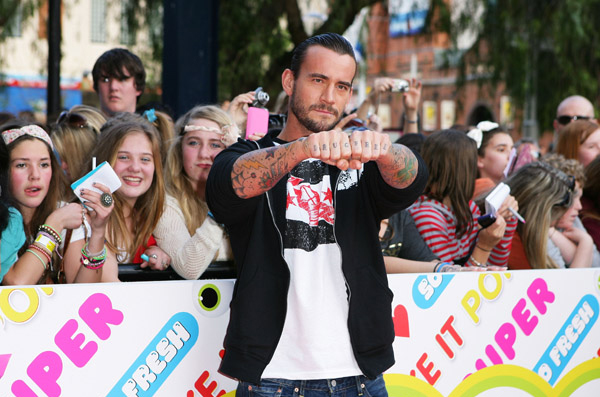 CM Punk con los actores de iCarly en los premios de Nickelodeon o.O 2d6k08m