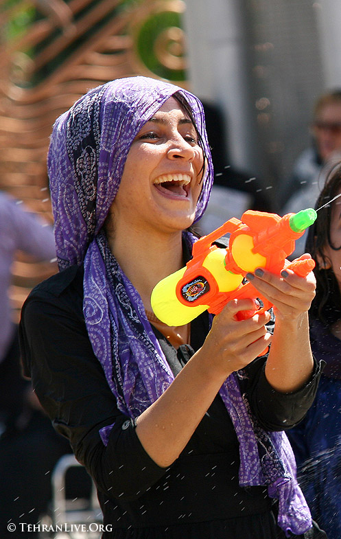 حرب مسدسات المياه فى طهران - انحلت الدوله الاسلاميه خلاص  Water_gun_festival_tehran_4