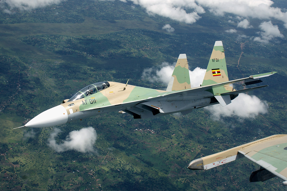 Uganda: la negociación por los Su-30MK UGANDA%2BSU-30%2BAF%2B011%2BAIRE%2BVIRANDO