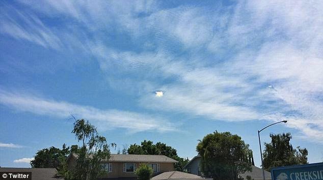 USA: Un mystérieux trou dans les nuages provoque la stupeur des internautes. Article-0-1DC692CB00000578-359_634x354