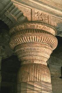 Ajanta y cuevas Ellora  6152360-parte-superior-del-pilar-de-piedra-en-el-templo-de-la-cueva-en-badami-karnataka-india-asia