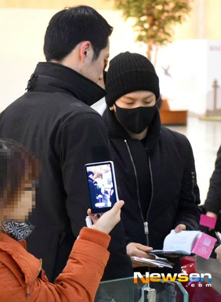 [10/12/14][Pho] Taeyang tại sân bay Incheon đến Bắc Kinh Taeyang-beijing_002