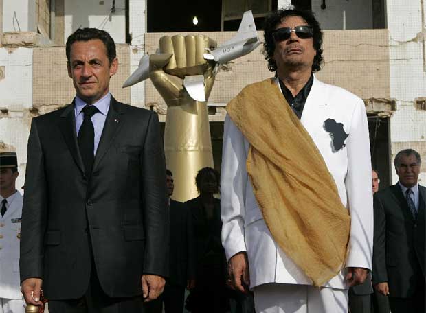 Linchamiento a Gadaffi (Posible +18...) 1.%2B8.%2BSarkozy-gadaffi.%2BDe%2Bamigo%2Ba%2Benemigos.