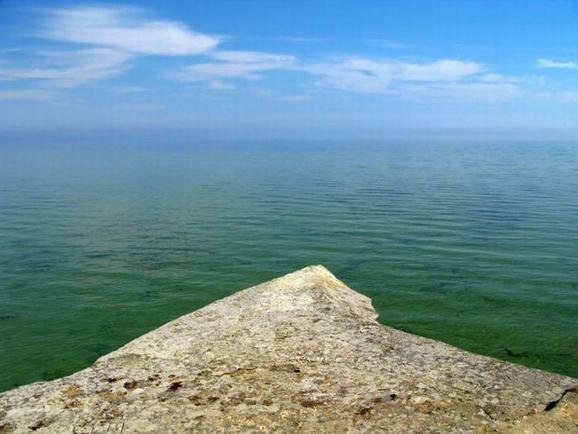 تخيل أنك تعيش هناك Beautiful_turnip_rock_lake_huron6