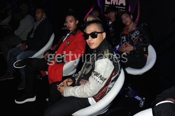 [Pics] BB en el backstage de los MTV EMA 2011 con celebridades Bigbang-ludacris