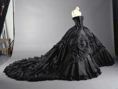 الاسود يليق بك  Long-black-wedding-dresses