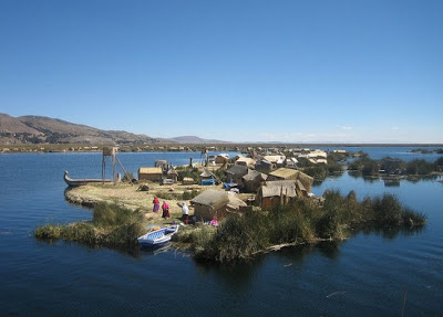 جزر القصب================ Floating-islands-lake-titicaca4-550x395