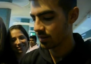 Joe Jonas rodeado de chicas en Milán. Joe-jonas-in-italia-e1308341137861