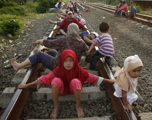 في أندونيسيا يرمون بأنفسهم أمام القطارات للعلاج They throw themselves in front of trains for treatment 2-min