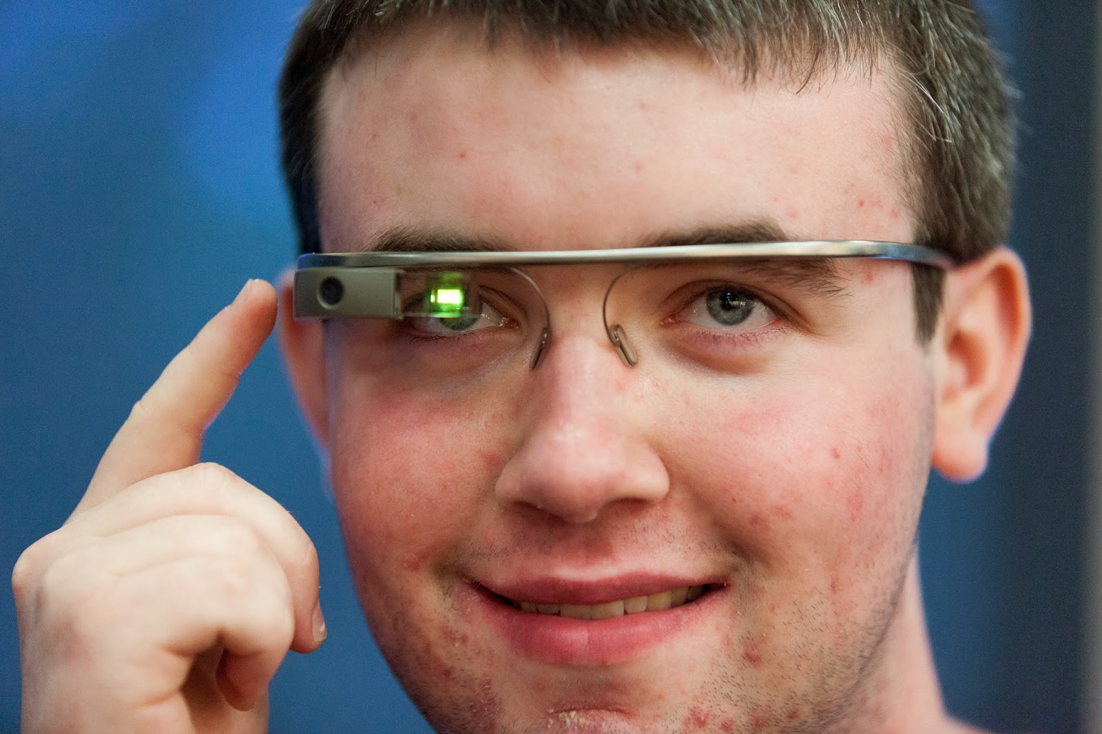 إعتقال شخص في قاعة سينما لإرتدائه نظارات Google Glass !  Web_GoogleGlass_RalfCheung