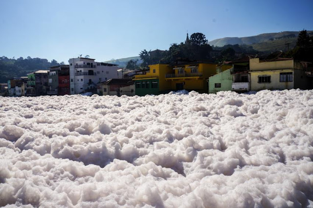 Brésil: INCROYABLE, Une mousse épaisse de pollution recouvre entierement le fleuve Tietê au nord-ouest de Sao Paulo Tiete1