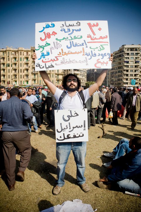 كوميديا لافتات شباب الثورة المصرية” 180313_162330070483579_159239554125964_325474_1378161_n