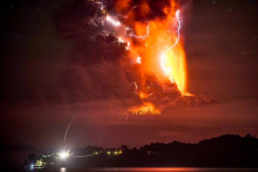 MONUMENTAL EARTH CHANGES: Surreal - Sunset Turns Massive Calbuco Eruption Into AMAZING SCENES! UPDATE: Second Explosion Even Stronger Than The First - Ash Reaches Up To 65,000 Feet High! Calcubo_volcano08