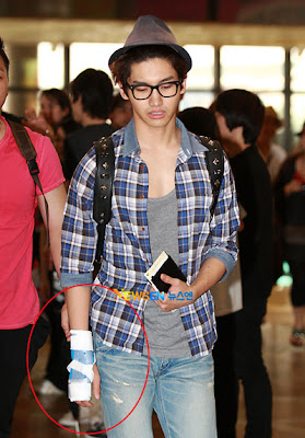 [28.07]Kim Hyun Joong & TVXQ quittent le japon [Photos] 20110728_changmin_tvxq_airport_3