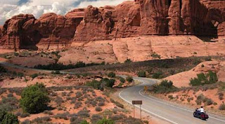  طرق غريبه و عجيبه Red-Rock-Scenic-Road-1