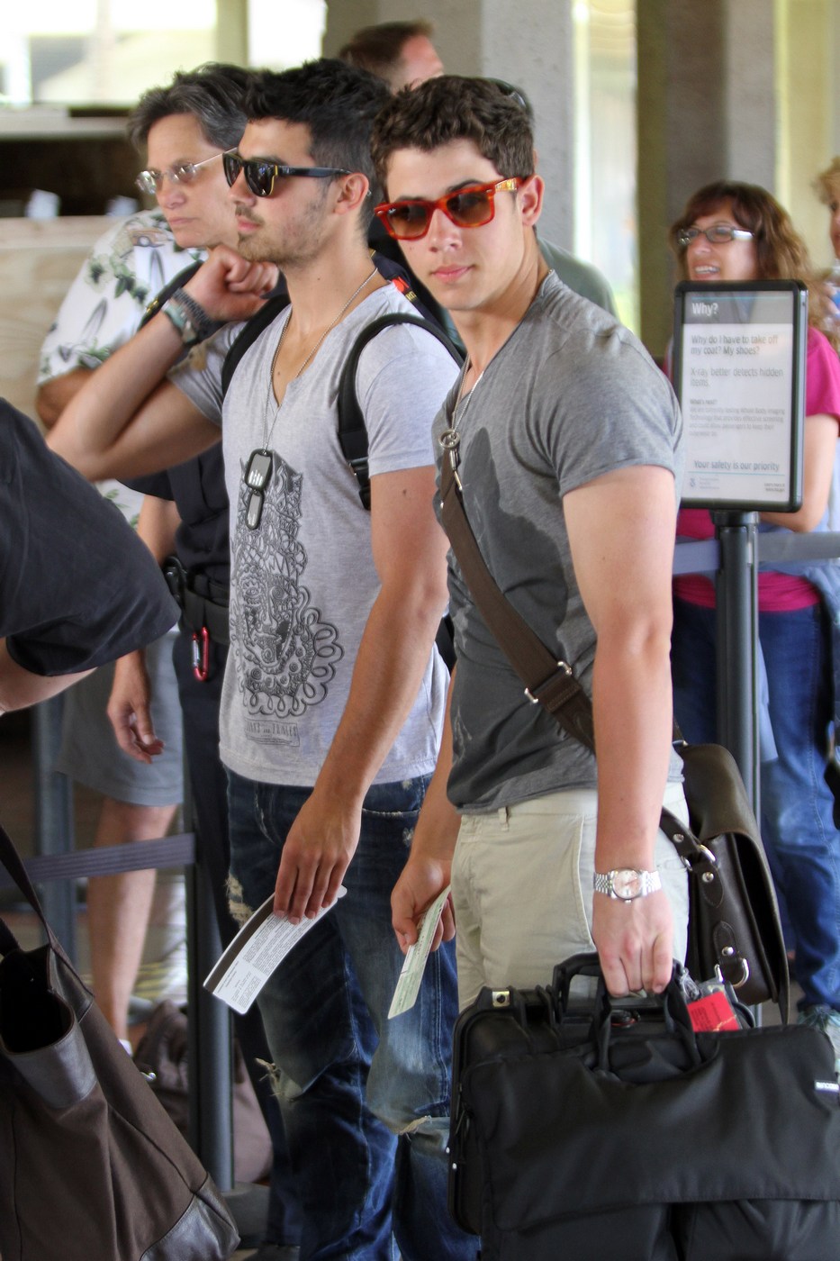 Jonas Brothers dejan Hawaii  JW_LeavingHawaii_042511_HQ-003