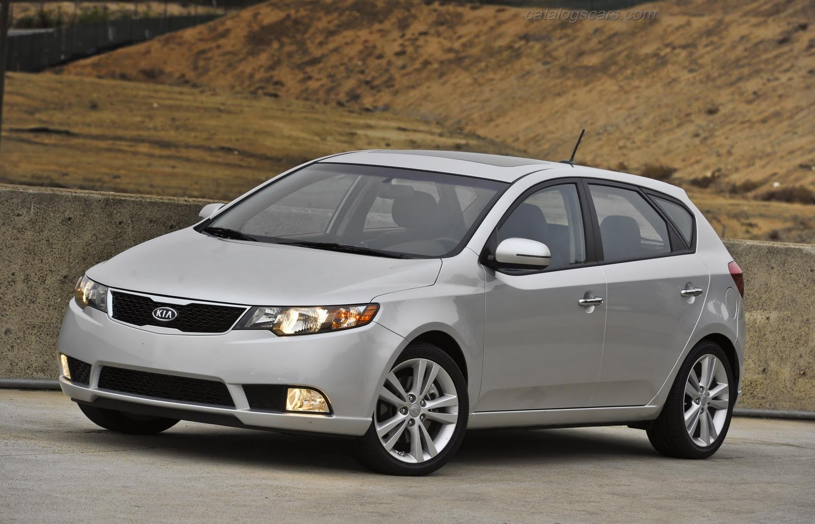 تحدي الصور  Kia-Cerato-5-Door-2012-02