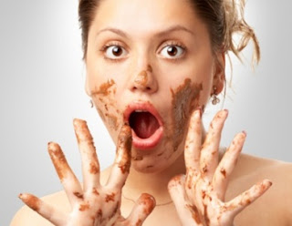  عيوب في المرأة يراها الرجل قمة الجاذبية  Crazy-woman-eating-chocolate