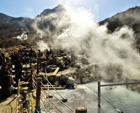 Japon: Un volcan entre en activité dans une région touristique Japon