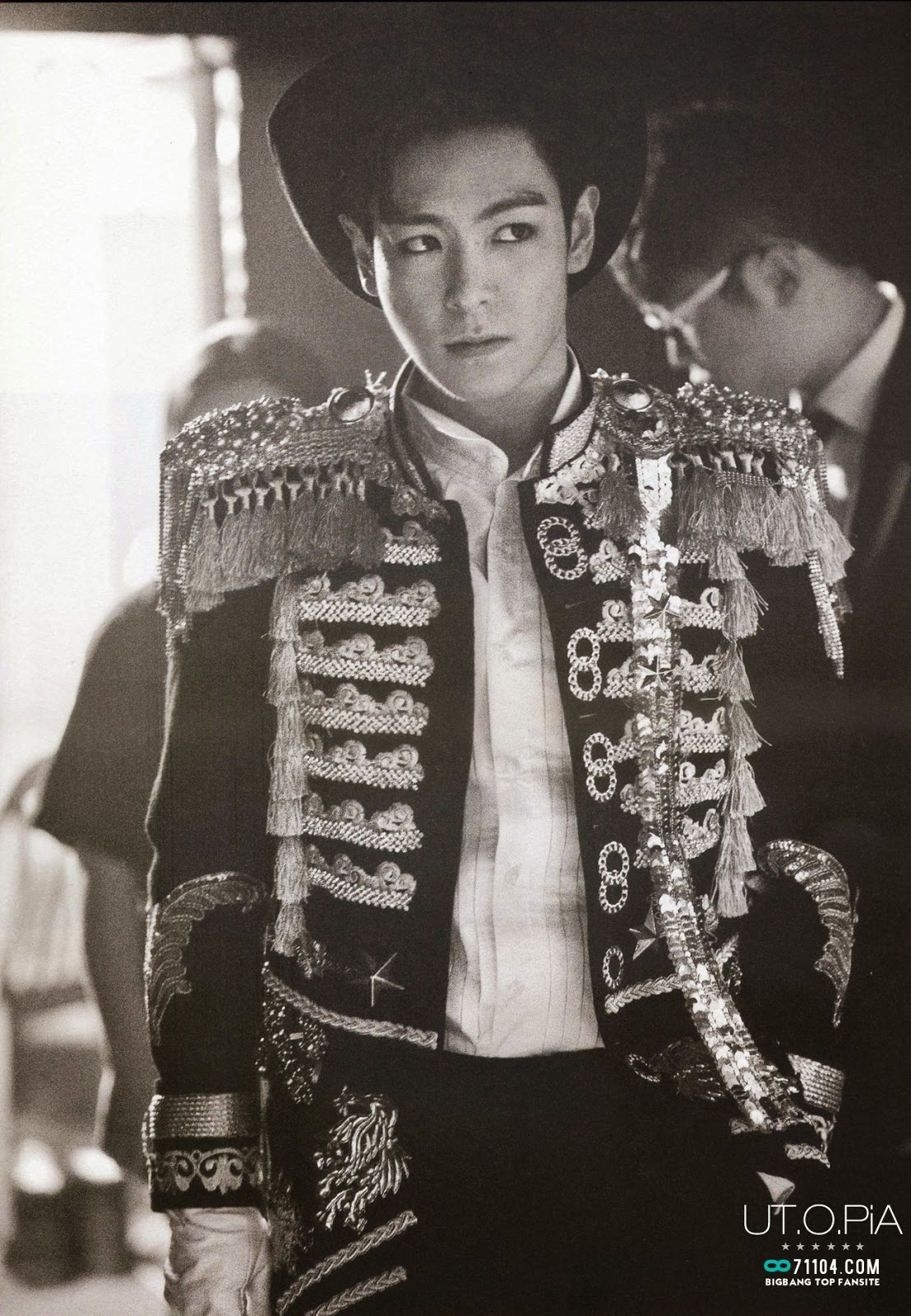 [9/7/2014][Pho/Scan] Ảnh T.O.P trên sách ảnh: 2014 +α Concert in Seoul  Bigbang_top_scans_001