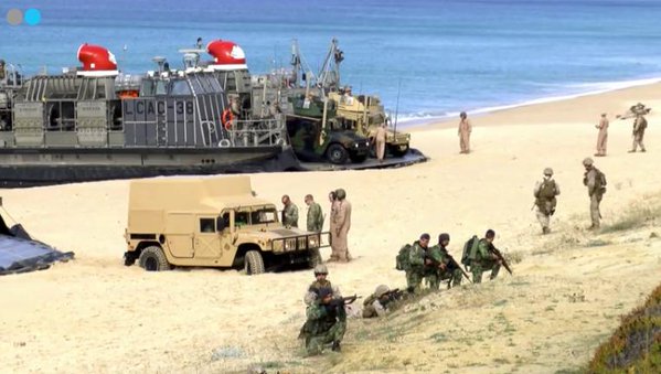 المغرب يشارك كمراقب في أكبر مناورة عسكرية منذ نهاية الحرب الباردة NATO%2Bexercise%2BTrident%2BJuncture%2B2015%2B-%2BUSMC%2BHumvees%2Bget%2Bstuck%2Bin%2Bsand%2B1