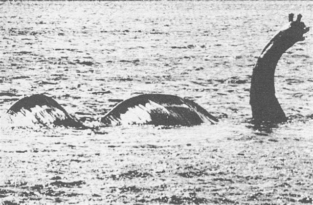 Nessie : photo dans un journal d'époque Sherlock%2BNessie%2B2