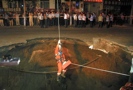 Il fenomeno sinkhole colpisce la Cina a macchia di leopardo! 120816010290801