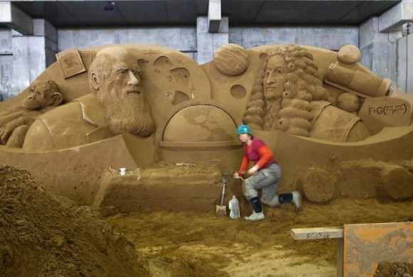 من أغرب متاحف العالم: تاريخ بريطانيا بالرمال ! Museum-sand-sculpture-007