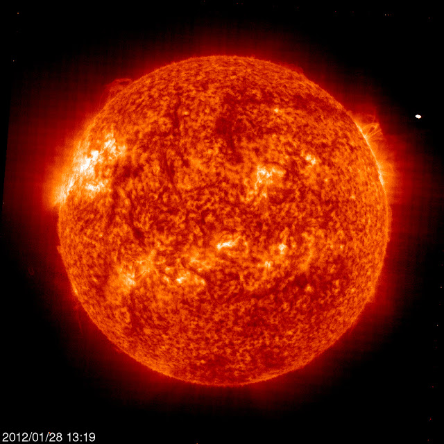 SEGUIMIENTO DE ANOMALIAS Y OBJETOS EXTRAÑOS CERCA DEL SOL - Página 3 20120128_1319_eit304_1024