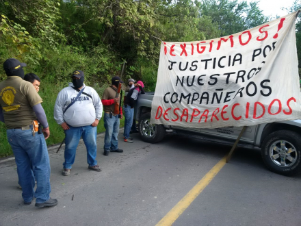 Policía comunitaria toma carreteras en la región centro de Guerrero Polic%C3%ADa-comunitaria-toma-carreteras-en-la-regi%C3%B3n-centro-de-Guerrero-440x330