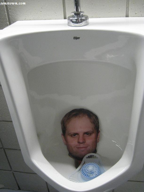 Ma ptite Galerie d'art pour toi Kessel ! PhilKesselInUrinal2012AllStarGameSensTownBlog