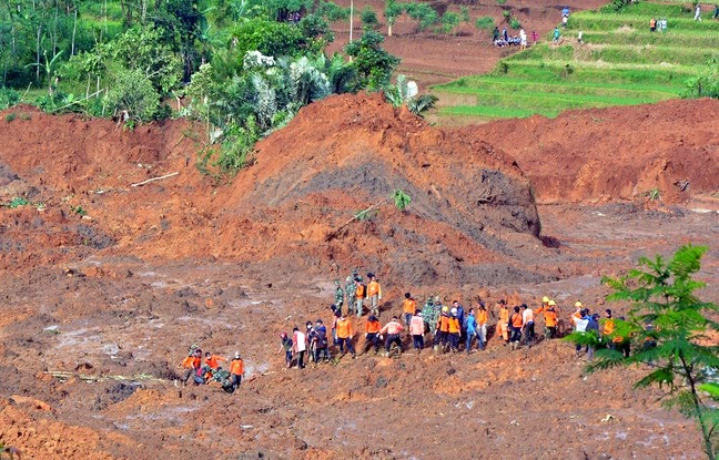 Indonésie: Un immense glissement de terrain détruit un village et fait 12 morts et 100 disparus Indonesie-glissemant%2Bde%2Bterrain