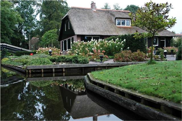 Flag this message Giethoorn, village in Holland with no roads اجمل قرية بالعالم بدون سيارات Giethoorn9