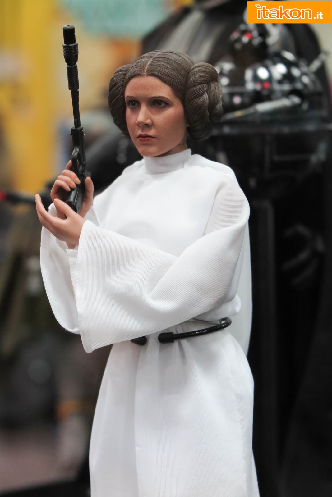 [Hot Toys] Star Wars: Episode IV - Princess Leia Organa 1/6 Scale Hot-toys-sdcc-2015-2
