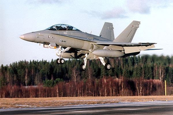 Finlandia comienza los planes para sustituir el F-18 Hornet AIR_F-18D_Finnish_Landing_lg