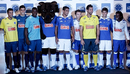 Cruzeiro e Olympikus lançam uniformes com homenagem à torcida Crucamisa2013_wa_010213255