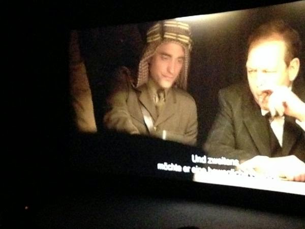 7 Febrero - Primer vistazo de Rob como T.E.Lawrence en Queen of the Desert!!! (Añadidas + imágenes) B9PMNL6IQAIcNQb