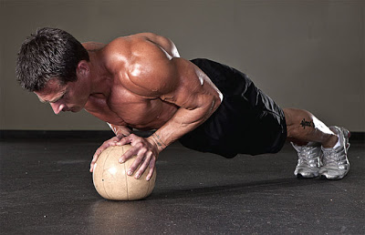 تمرينات عضلات الصدر بالمنزل Medicine_ball_push-up