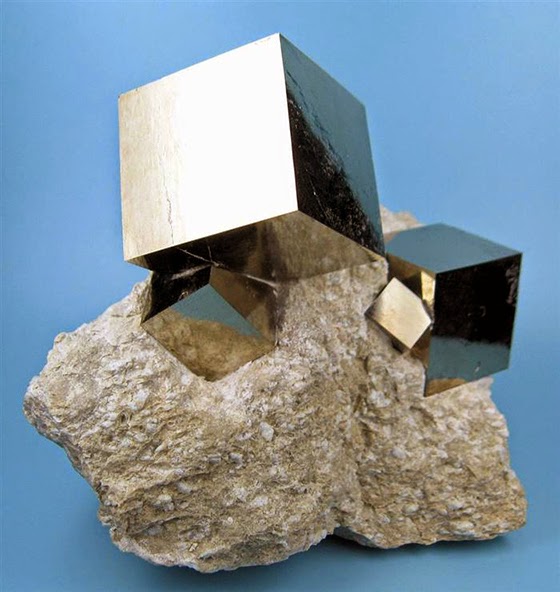 مجموعة صور حقيقية لا تصدق أقرب الى الخيال Natural-Pyrite-cubes