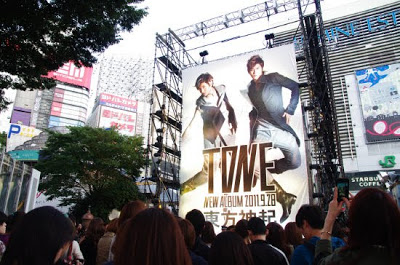 TVXQ se promociona en Japón con un cartel de 15 metros!  20110929010019570001741811