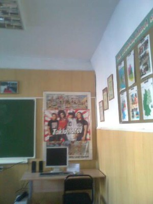 Poster do Tokio Hotel em uma sala de aula na Rússia Sala