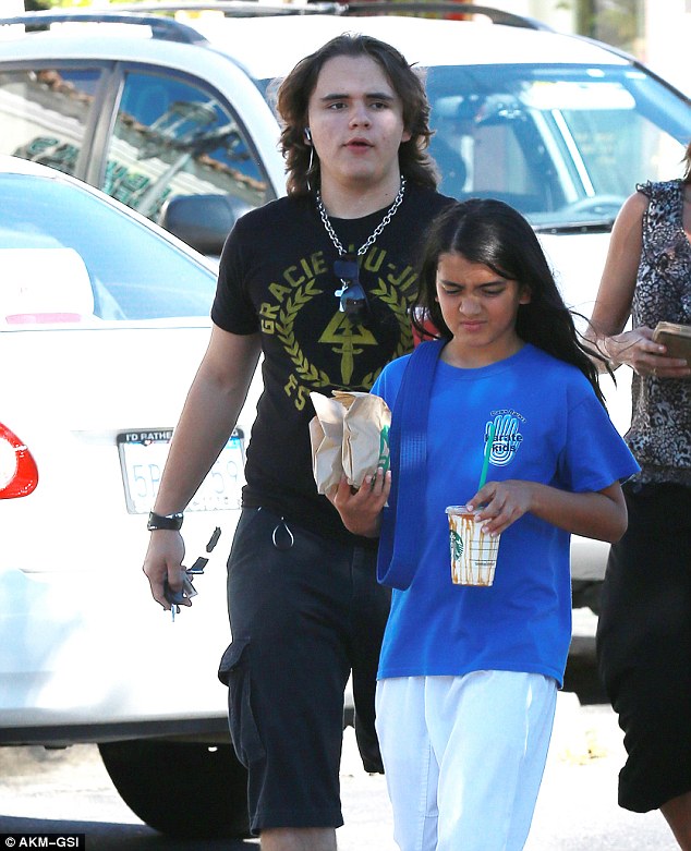 Prince e Blanket Jackson são vistos no Starbucks após aula de karatê Article-2366471-1AD8B933000005DC-331_634x781