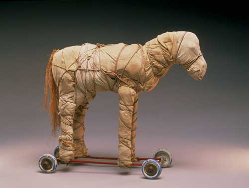 les artistes - Page 30 Christo-Wrapped-toy-horse